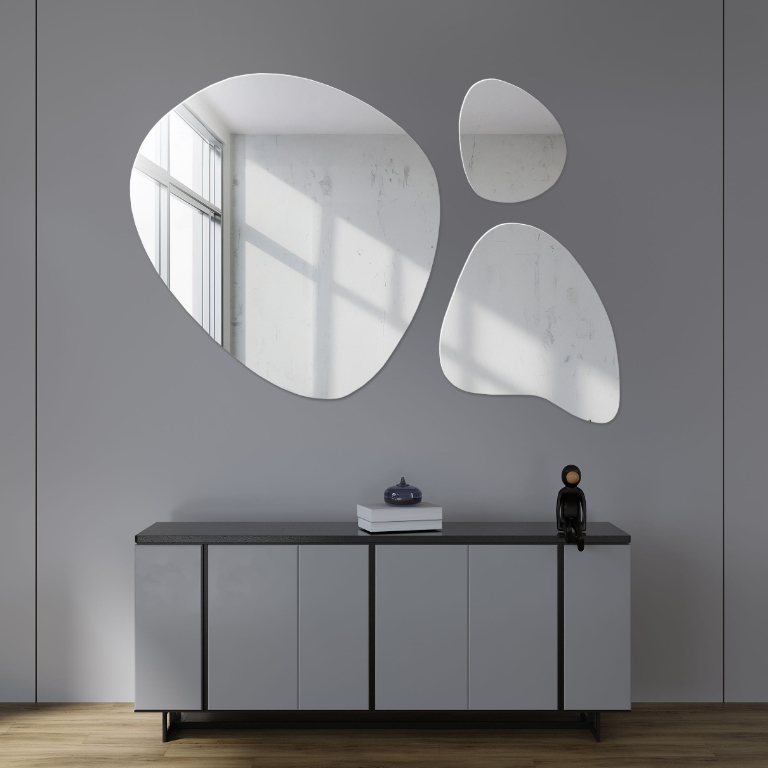Modernes Spiegel-Set FLORA mit organischen Formen über einer minimalistischen grauen Kommode – elegante Raumgestaltung
